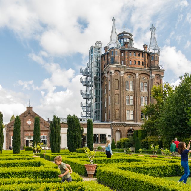 Hotel Villa Augustus - Dordrecht - tuin - watertoren