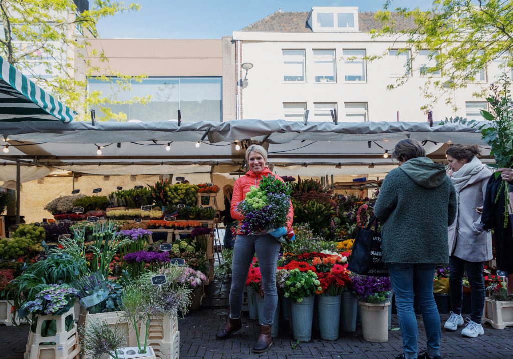Weekmarkt Sarisgang en Statenplein bloemen Dordrecht