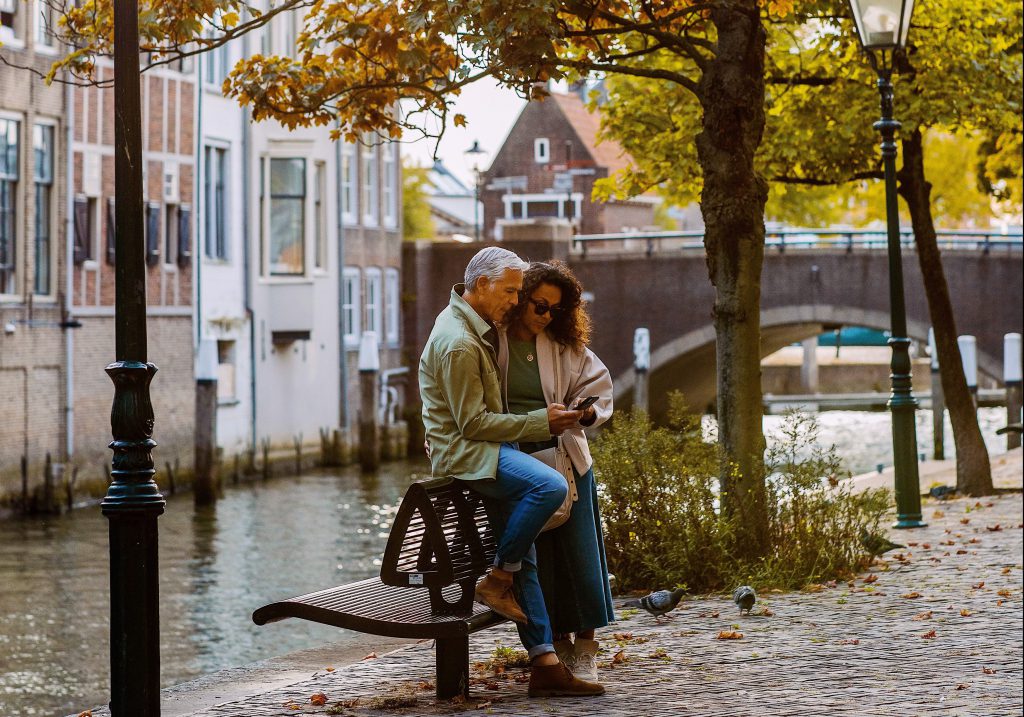 Pottenkade wandelen telefoon fotograferen herfst Voorstraathaven Dordrecht