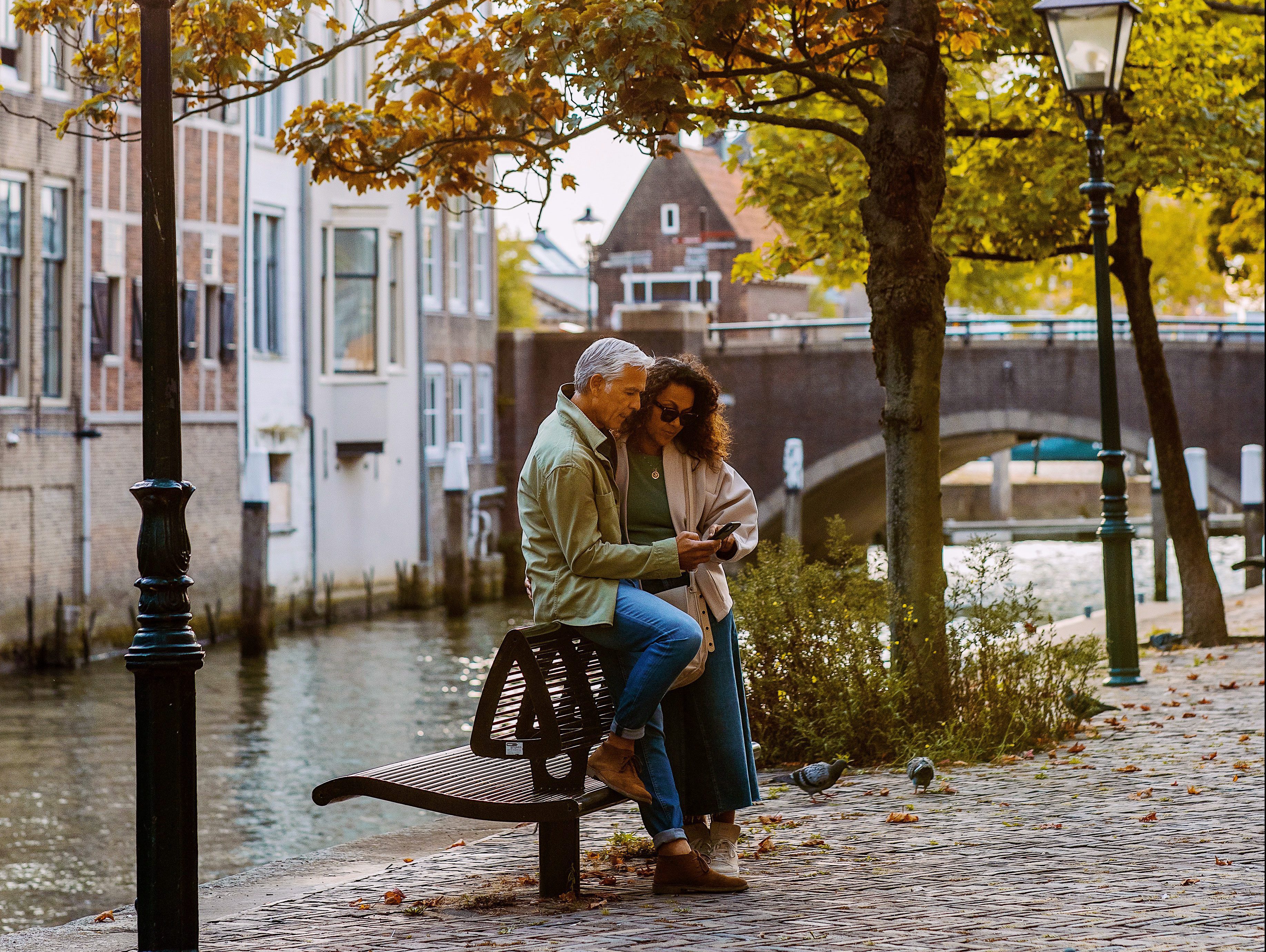 Pottenkade wandelen telefoon fotograferen herfst Voorstraathaven Dordrecht