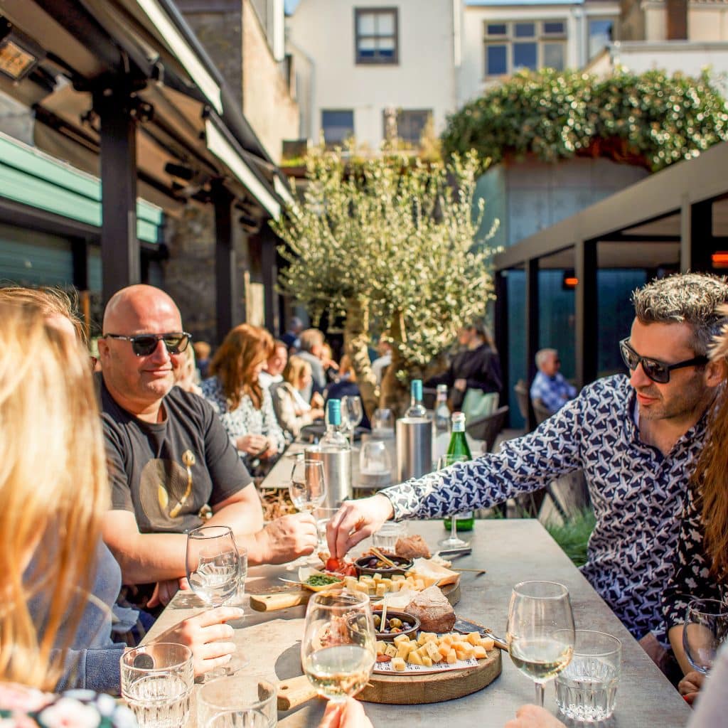 BRUT eten drinken wijn stadstuin tuin lente centrum Dordrecht