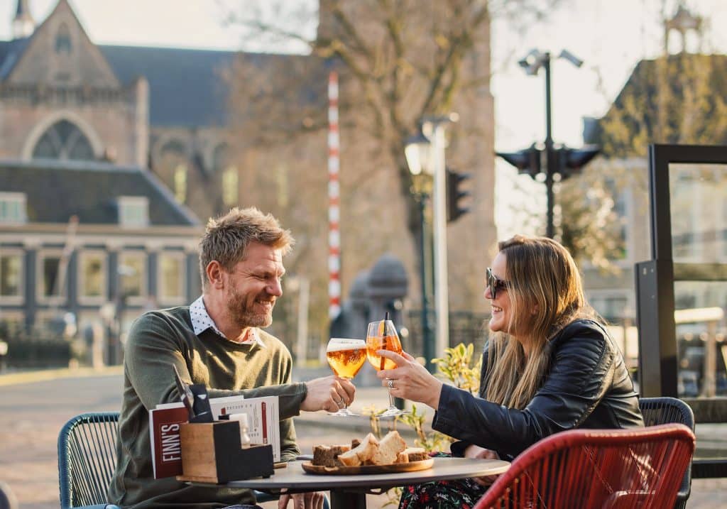 Finn's eten drinken terras Grote Kerk herfst lente Dordrecht