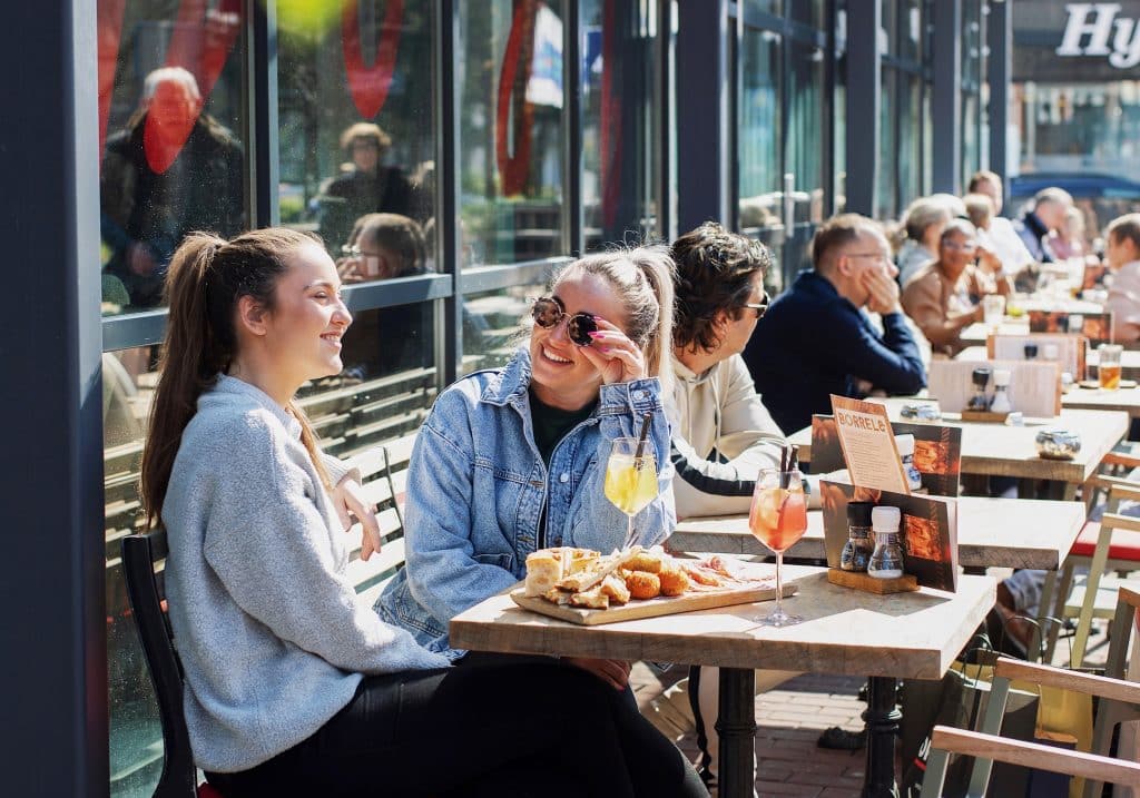 Restaurant Post terras eten drinken vriendinnen borrelplank lente Dordrecht