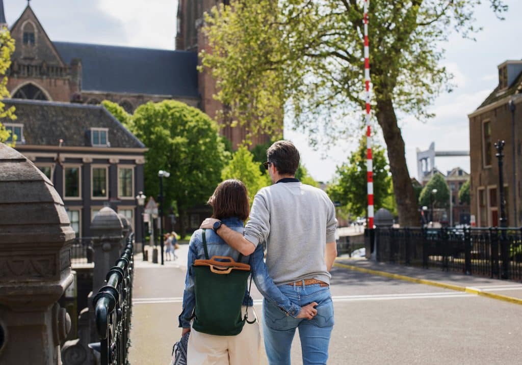Engelenburgerburg Grote Kerk stel wandelen historische havens lente Dordrecht