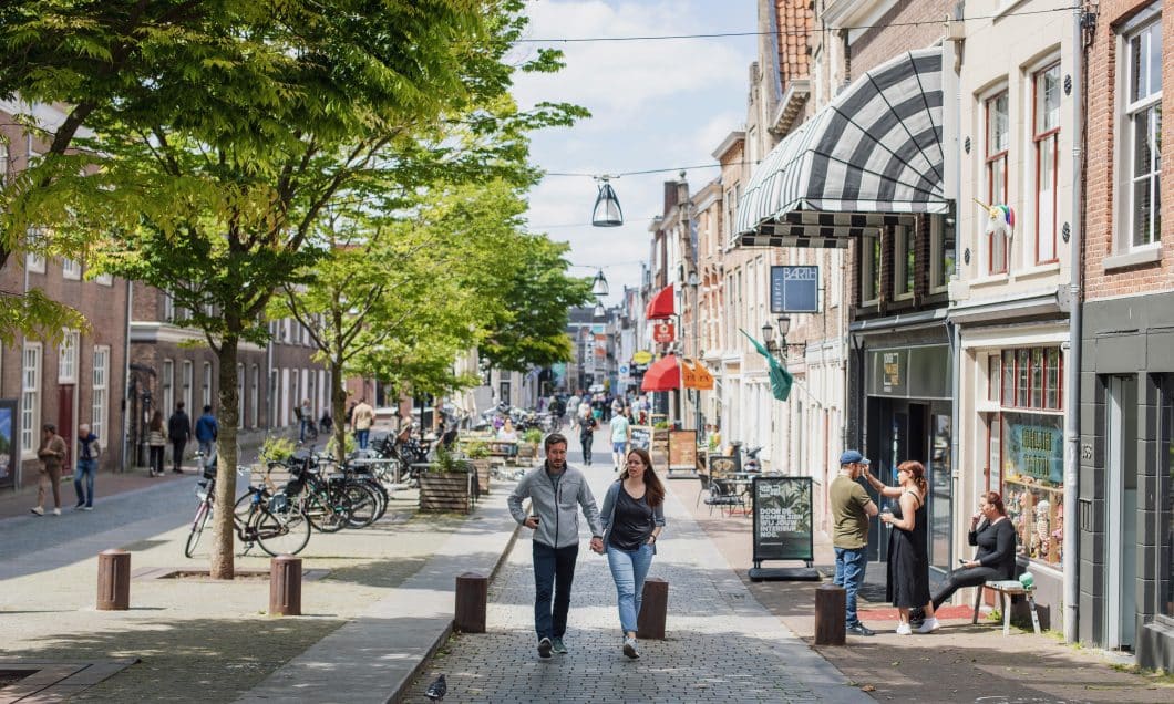 Vriesestraat winkelen wandelen binnenstad lente Dordrecht