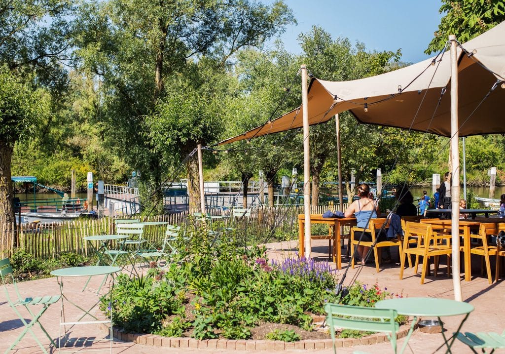 Brasserie Biezz Biesboschcentrum terras eten drinken zomer Dordrecht
