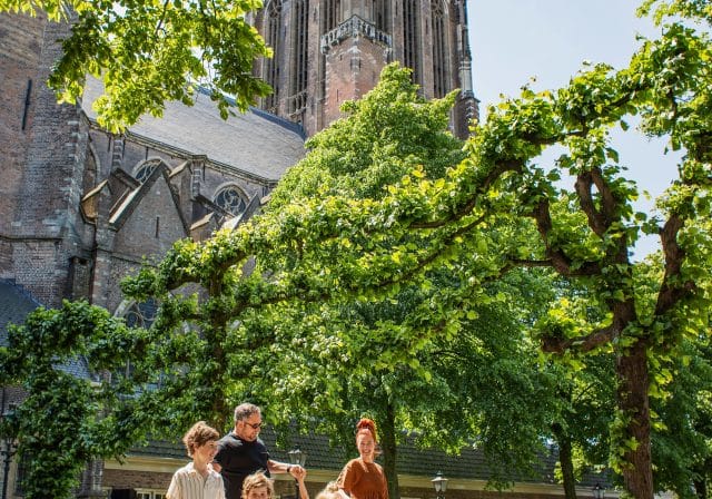 Grote Kerk toren Grotekerkstuin kinderen gezin wandelen zomer Dordrecht (3)