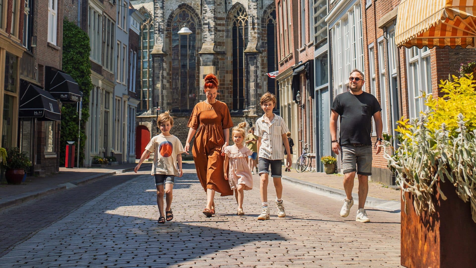 Grotekerksbuurt Grote Kerk kinderen gezin wandelen zomer Dordrecht