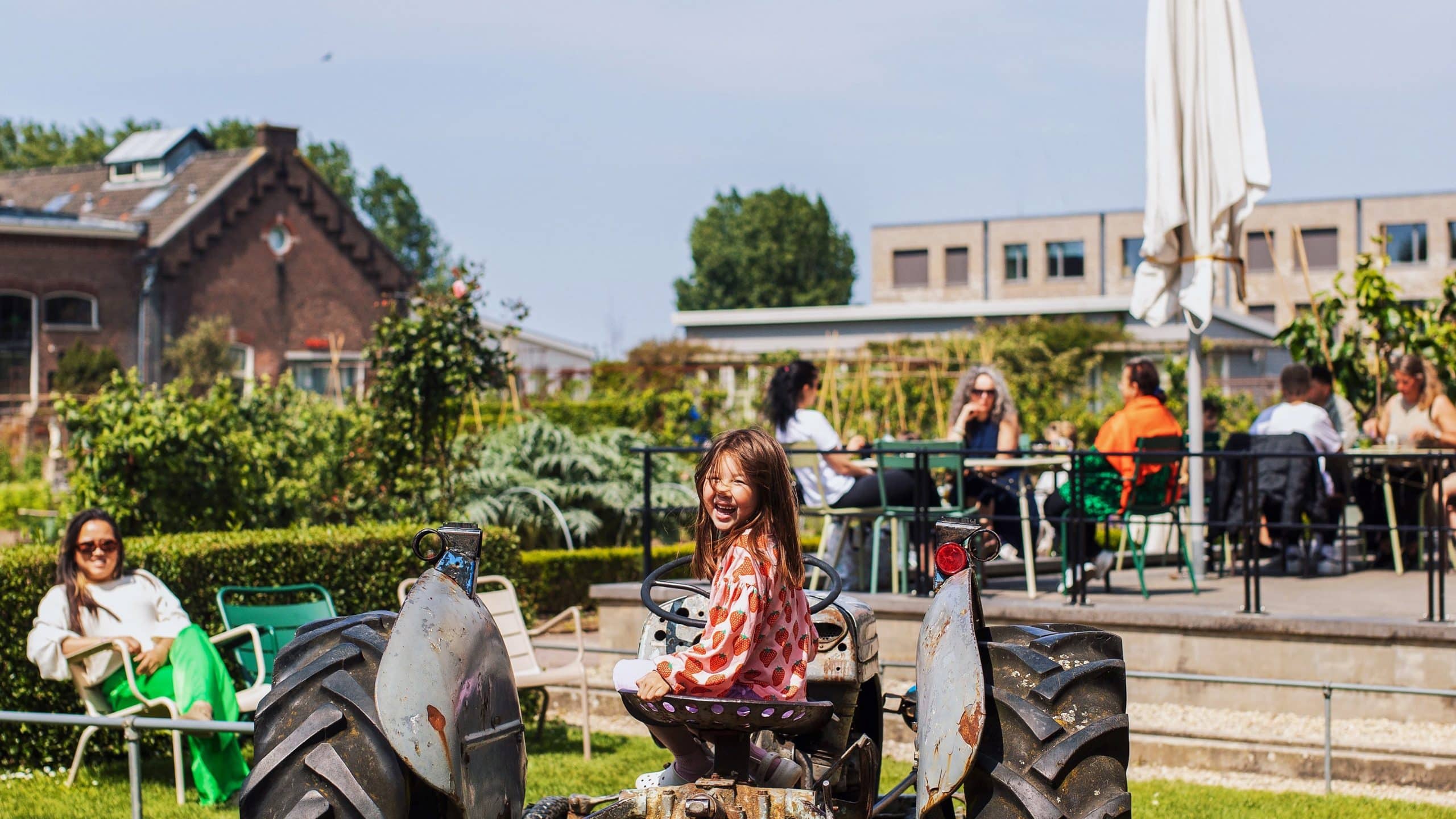 Villa Augustus tuin terras eten drinken kinderen speeltuin tractor zomer Dordrecht