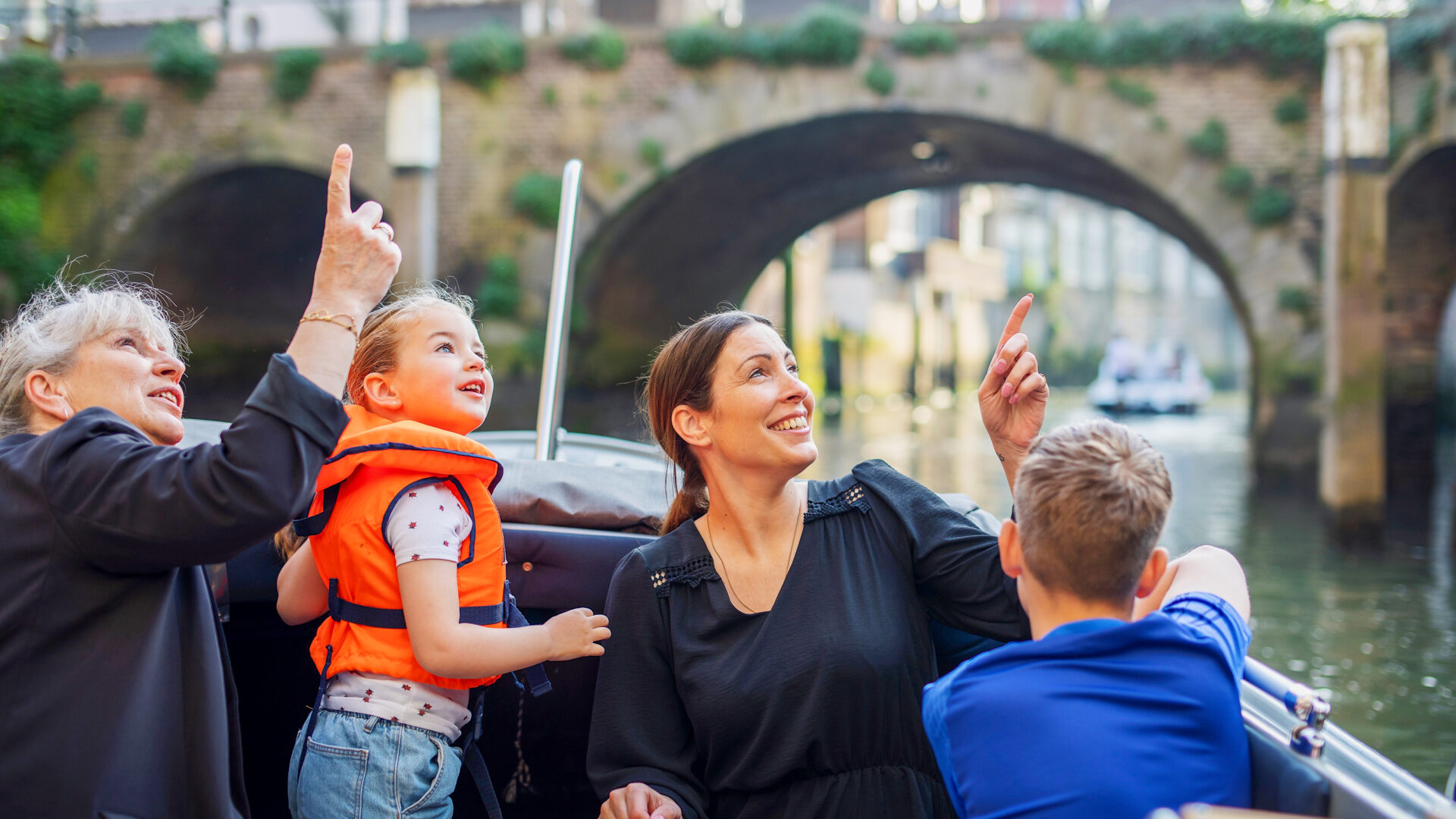 Boat Dordrecht round trip kids water port spring Dordrecht (1)