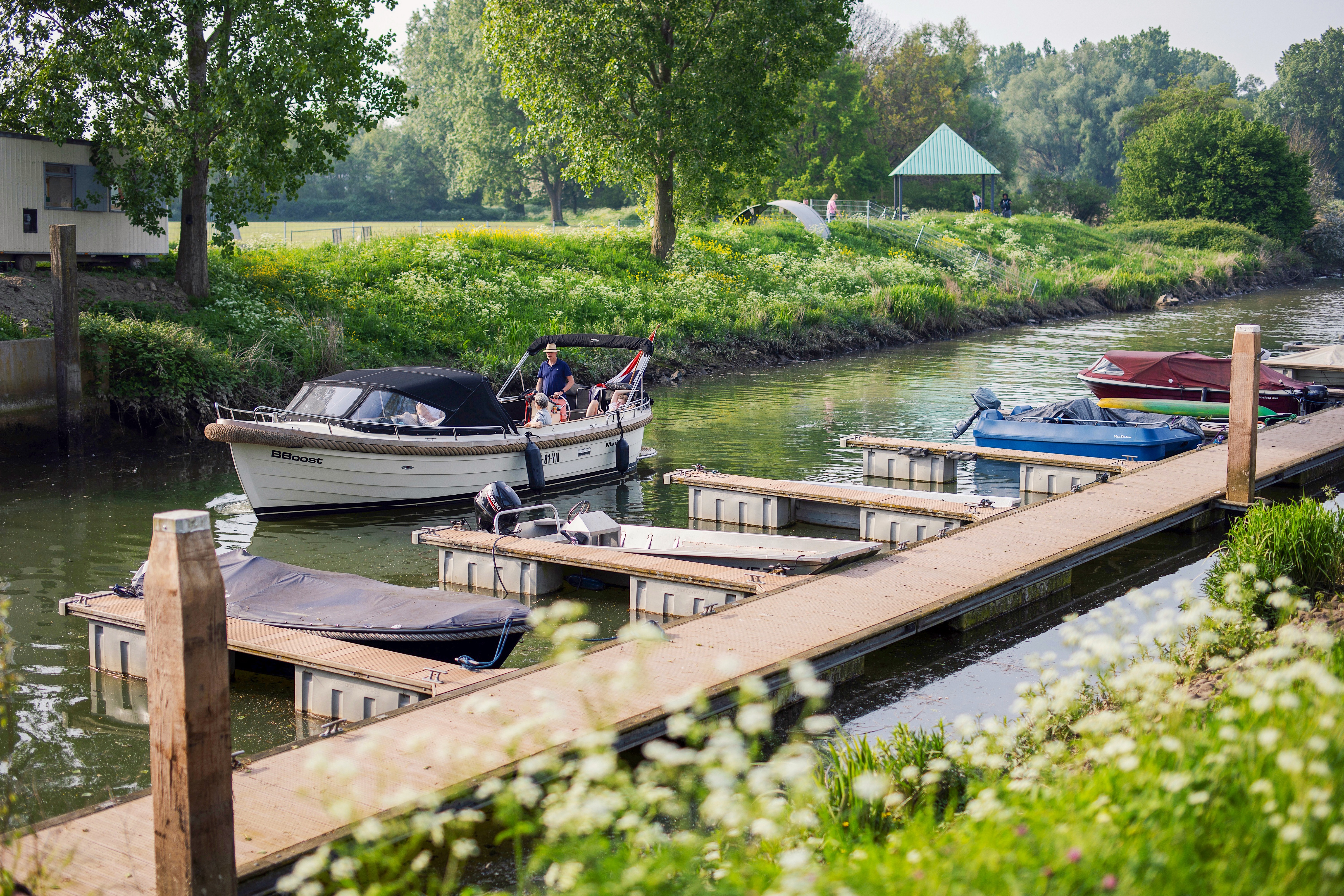 Passantensteiger Het Gemaal boot haven Wantij lente Dordrecht (2)