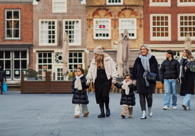 Winter walk Nieuwstraat Statenplein children walking center winter Dordrecht