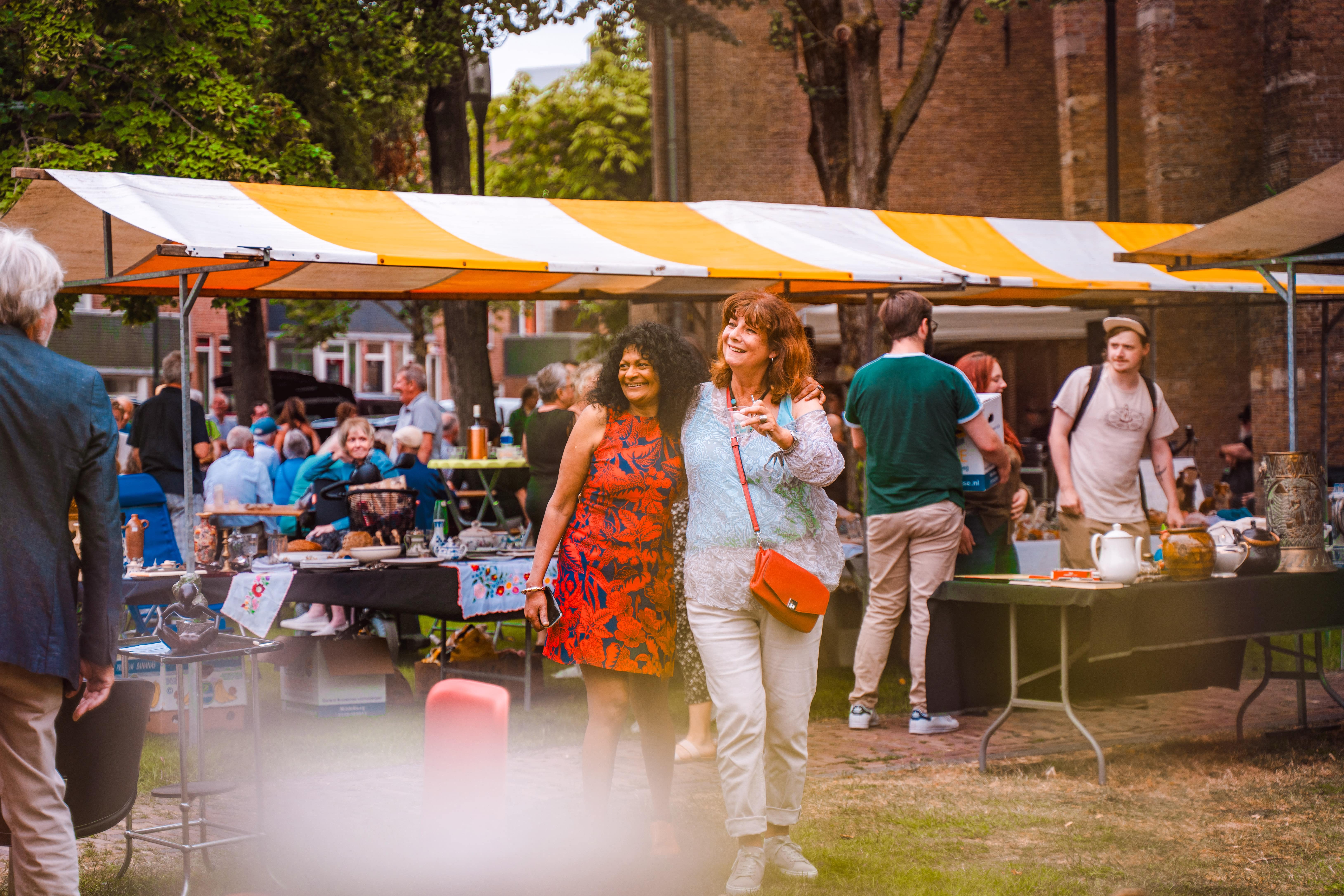 Kunst en antiekmarkt evenement Nieuwkerksplein centrum Dordrecht