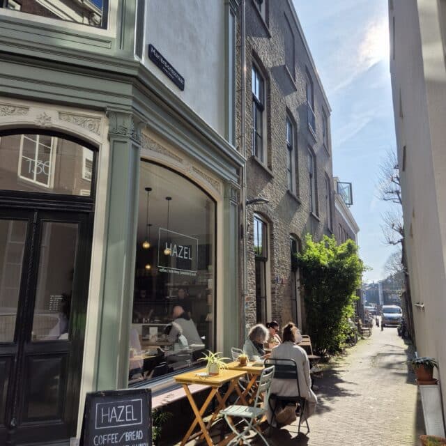 Hazel koffie eten drinken terras Voorstraat Noord centrum lente Dordrecht