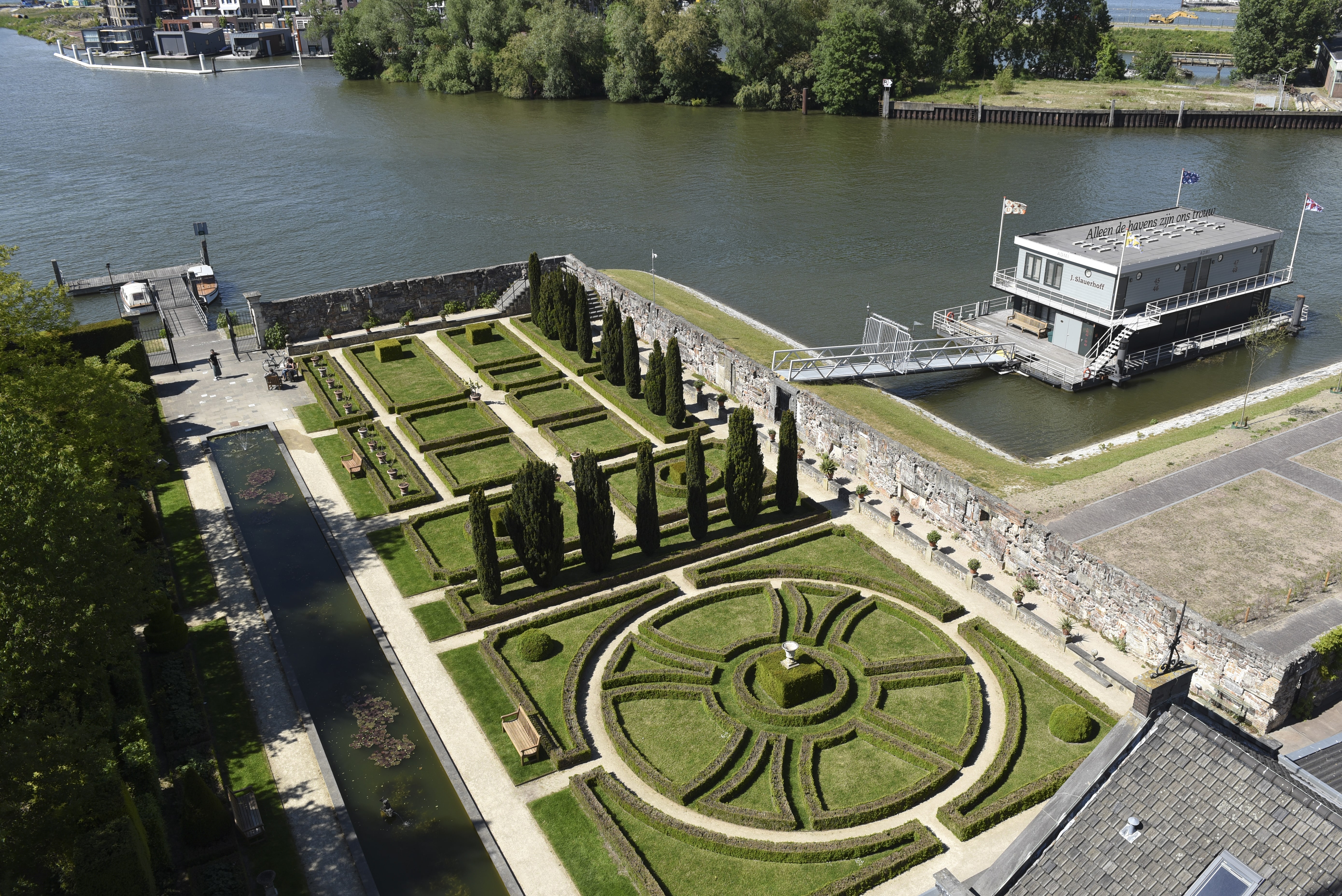 Hotel water room Villa Augustus Dordrecht - photo Ries van Wendel de Joode
