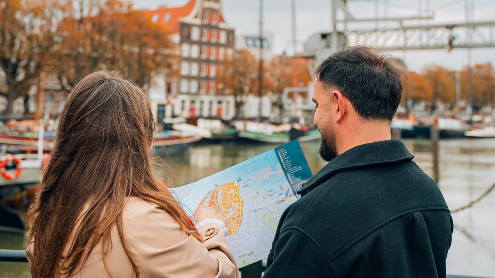 Wandelen langs het water in de herfst in Dordrecht