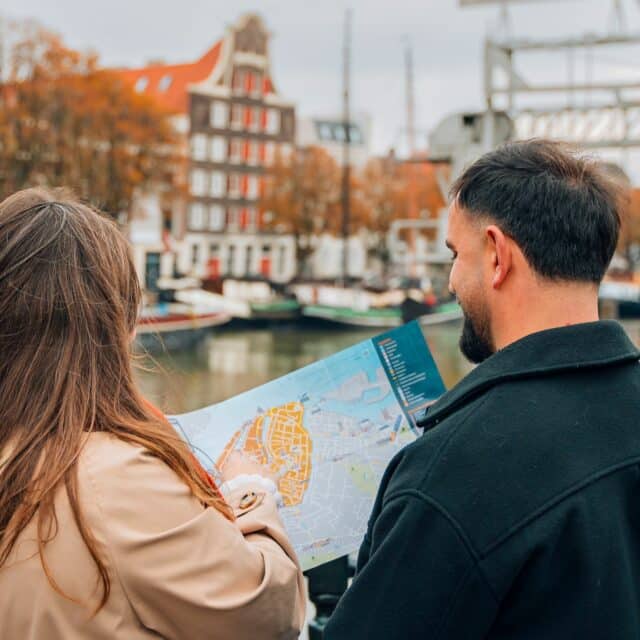 Wandelen langs het water in de herfst in Dordrecht