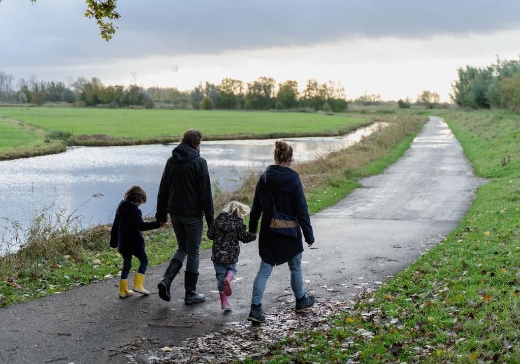 Familie Vlot wandelt door de Biesbosch