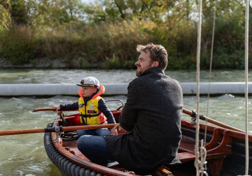 Maarten en zijn zoon op het water in Dordrecht